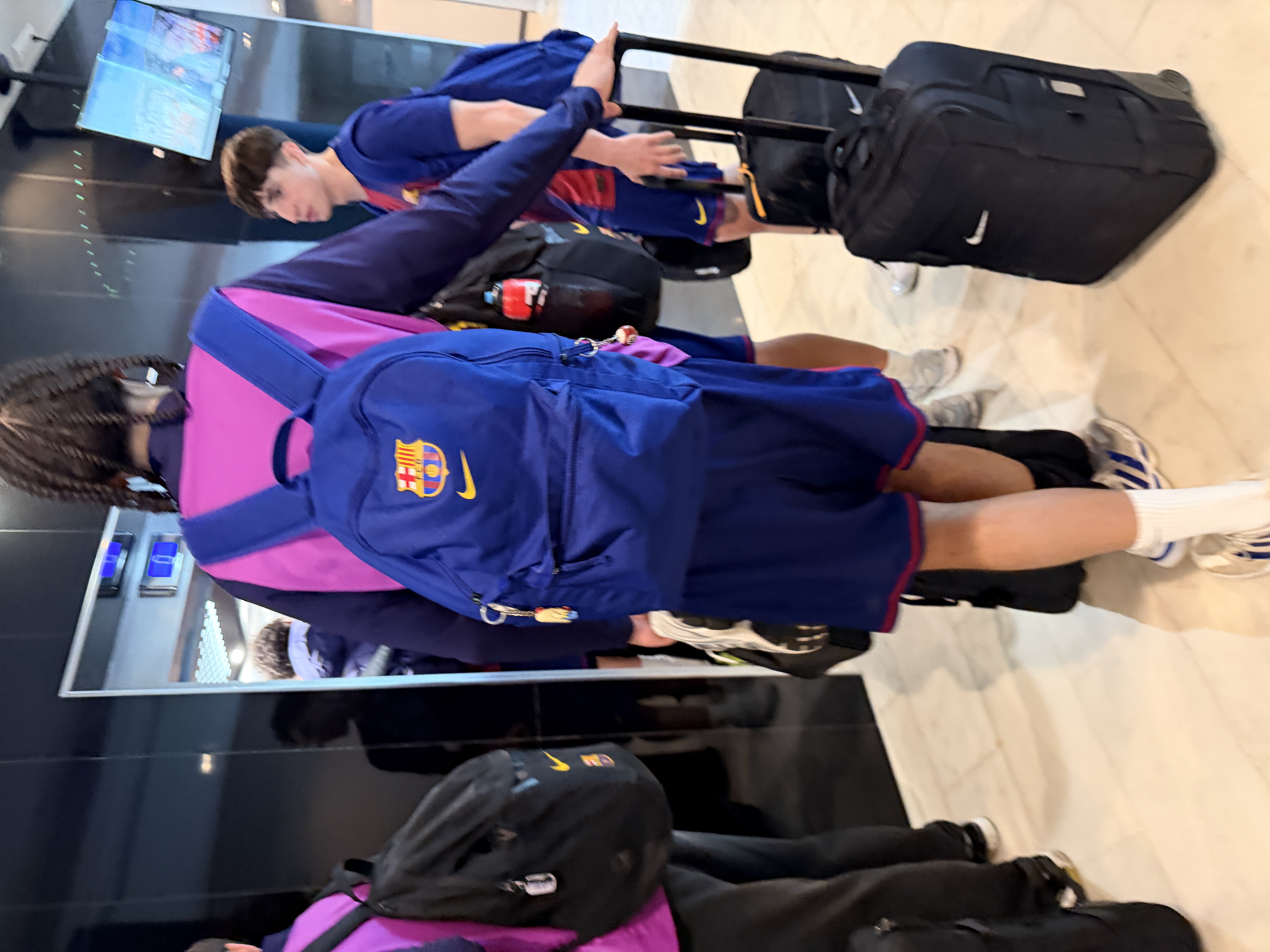 Jóvenes jugadores con equipación y maletas llegando a un campus de balonmano