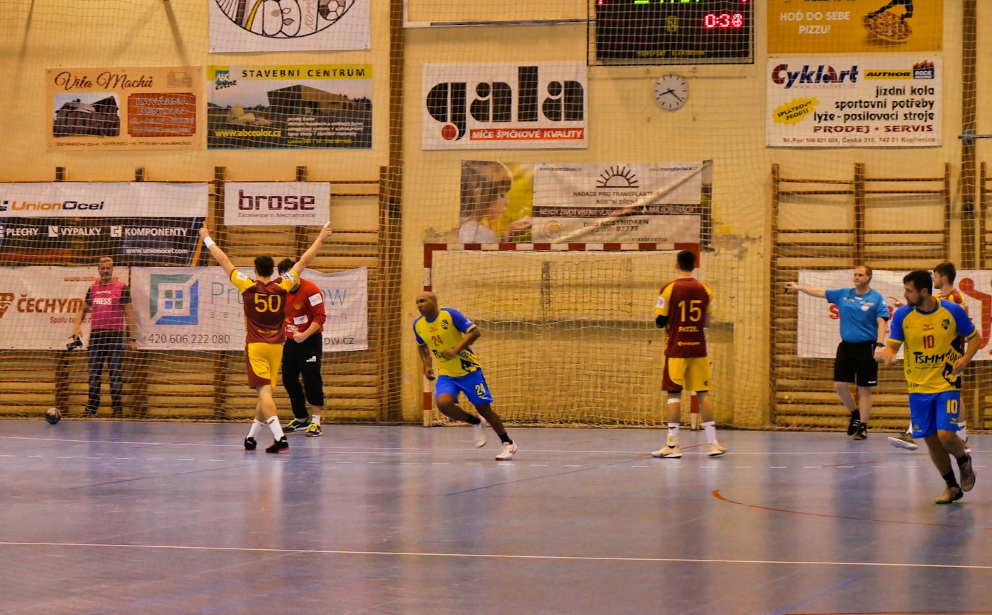 Jugador de balonmano en posición de lanzamiento durante un partido