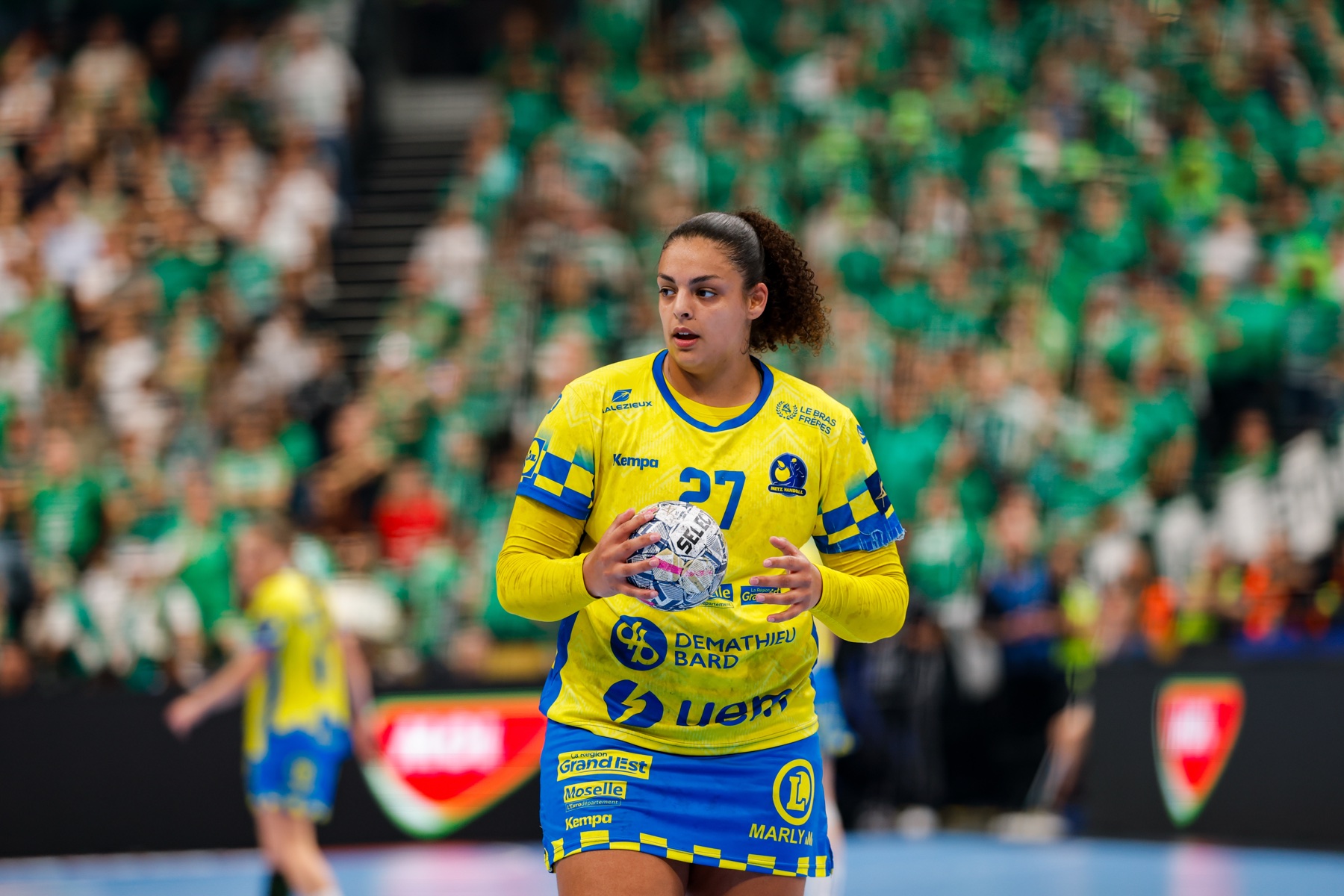 Sarah Bouktit con el balón durante la final de la EHF Champions League femenina 2026
