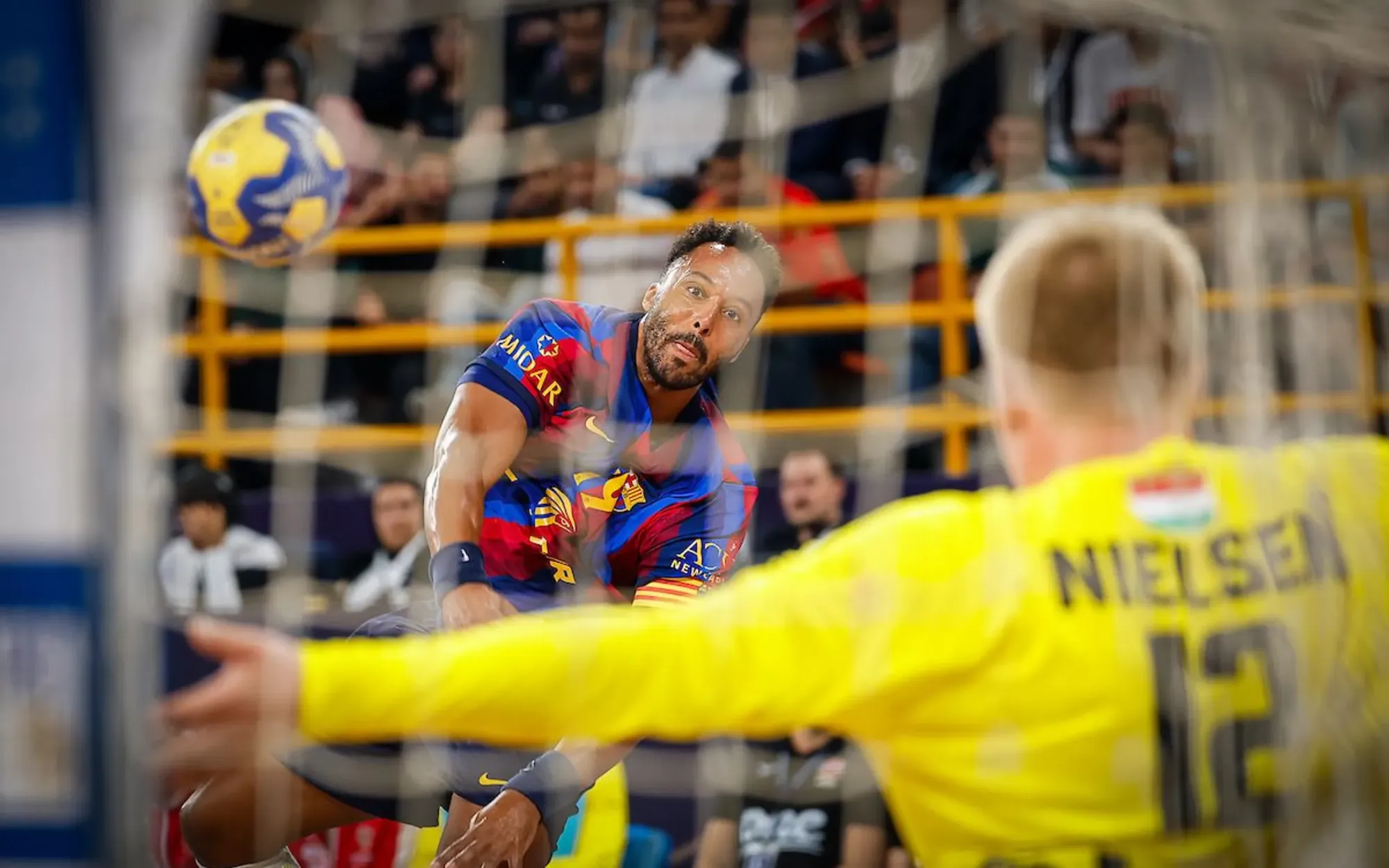 Un jugador del Barça lanza a portería ante Emil Nielsen, portero del Veszprém, en la final del Mundial de Clubes 2026